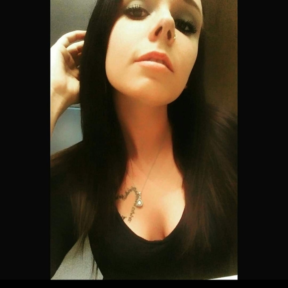 Meet your Posher, Cyn💚!! - Picture 5 of 16